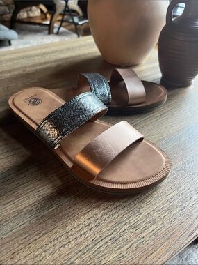 NWOT High Tide 8M Sandals